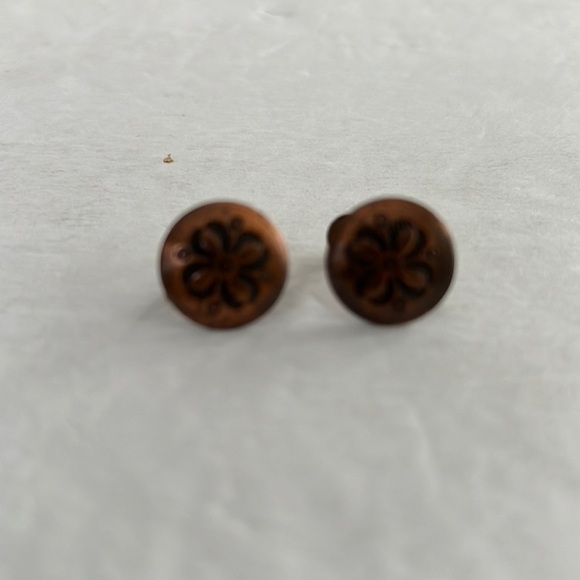 Vintage Small Copper Hammered Screw On Earrings - Picture 6 of 8